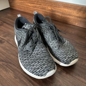 Nike Tanjun Women's Running Shoe size 7